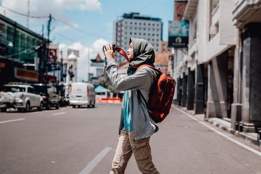 Fenomena “Solo Travel” dan Perjalanan Spiritual yang Meningkat di Kalangan Milenial