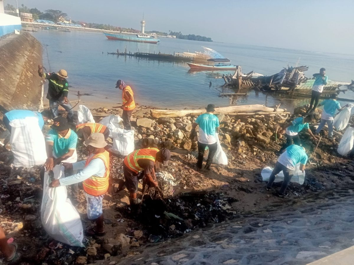TKBM Morowali Sambut Harhubnas dengan Aksi Bersih Pantai