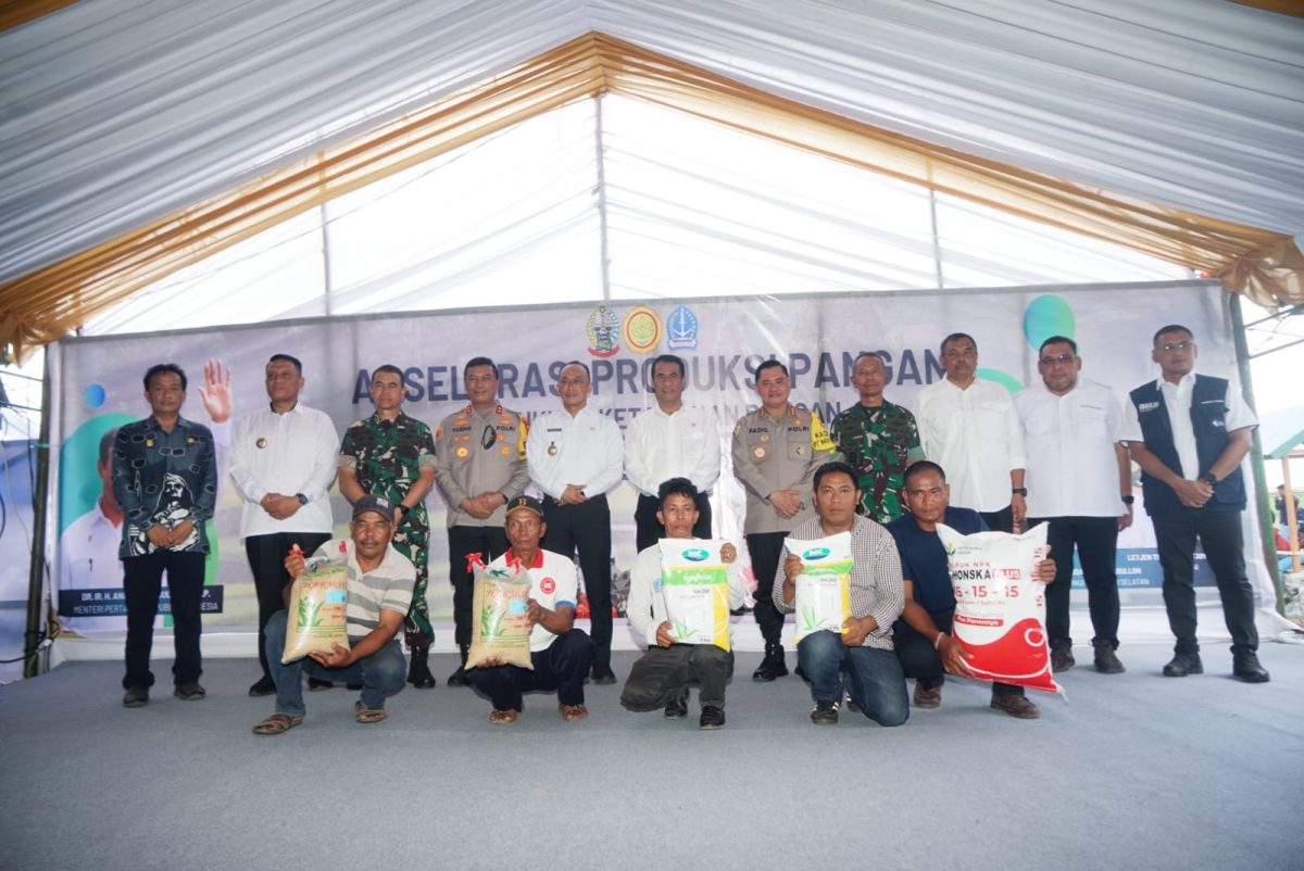 Mentan Amran Salurkan Bantuan Pertanian Senilai Rp151 Miliar untuk Bone
