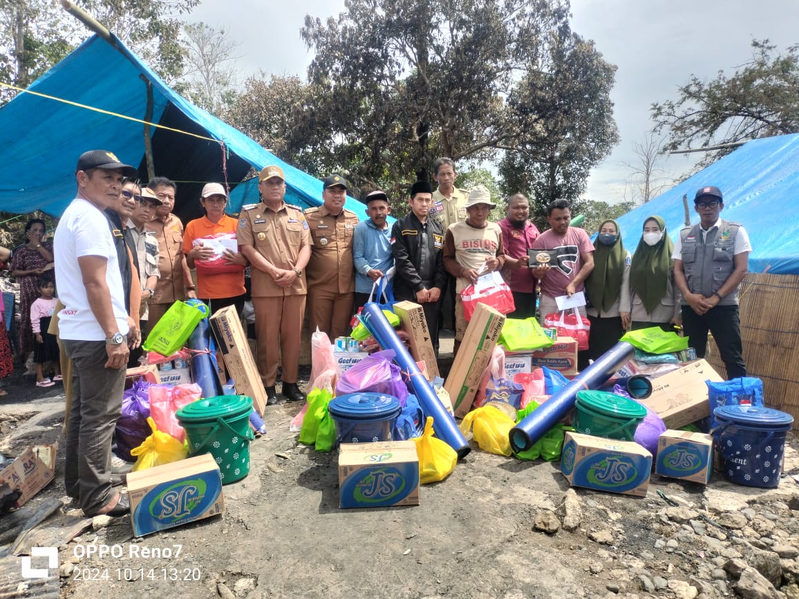 BAZNAS Bone Bersama Pj Bupati Bone Bantu Korban Kebakaran