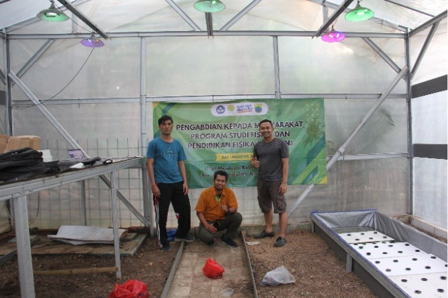 Peningkatan Produktivitas Pertanian melalui Otomasi Greenhouse Bertenaga Surya di Desa Majalaya