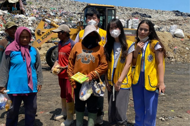 Peduli Petugas Kebersihan Kota Surabaya, Lions Club Surabaya Berbagi Ratusan Paket Sembako di TPA Benowo