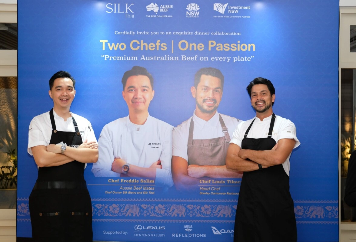 Chef Freddie Salim, Aussie Beef Mates & Chef Owner Silk Bistro and Silk Thai bersama Chef Louis Tikaram, Head Chef Stanley Cantonese Restaurant Brisbane, menampilkan keahlian mereka dalam mengolah daging sapi Australia pada acara kick-off dinner bertemakan “Two Chefs, One Passion: Premium Australian Beef on every plate”, Jumat (26/09). (Foto: Istimewa/Trends.co.id)