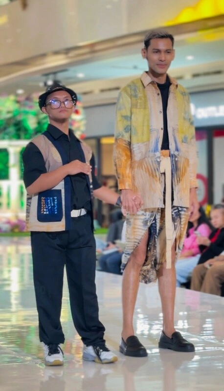 Fashion Show ecoprint Anarita Shibori berkolaborasi dengan SLB Negeri 4 Jakarta. (Foto: Istimewa/Trends.co.id)