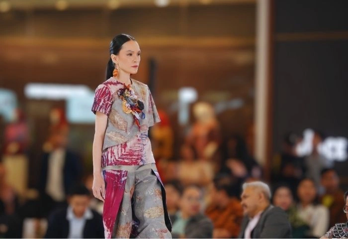 Fashion Show Ecoprint kolaborasi desainer Anarita Shibori dan SLB Negeri 4 Jakarta. )foto: Istimewa/Trends.co.id)