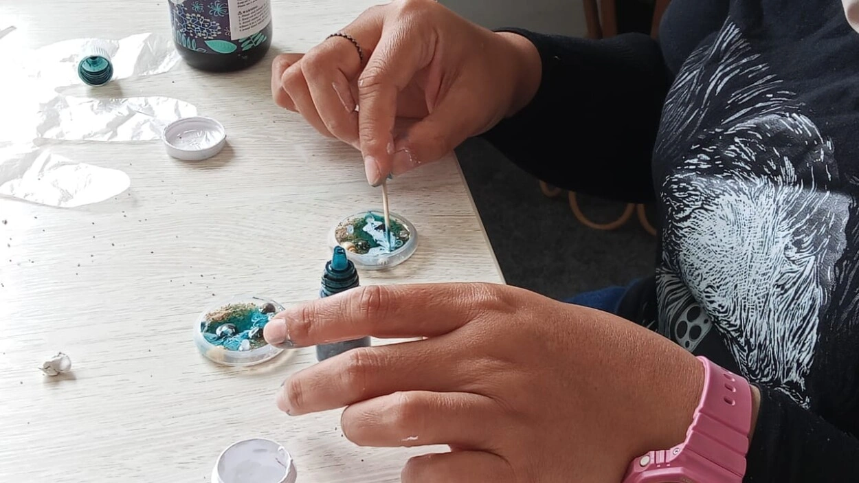 Di workshop ini, Trendies bisa bermain-main dengan resin, warna, dan imajinasi untuk mencipta karya seni. (Foto: TRENDS.co.id)