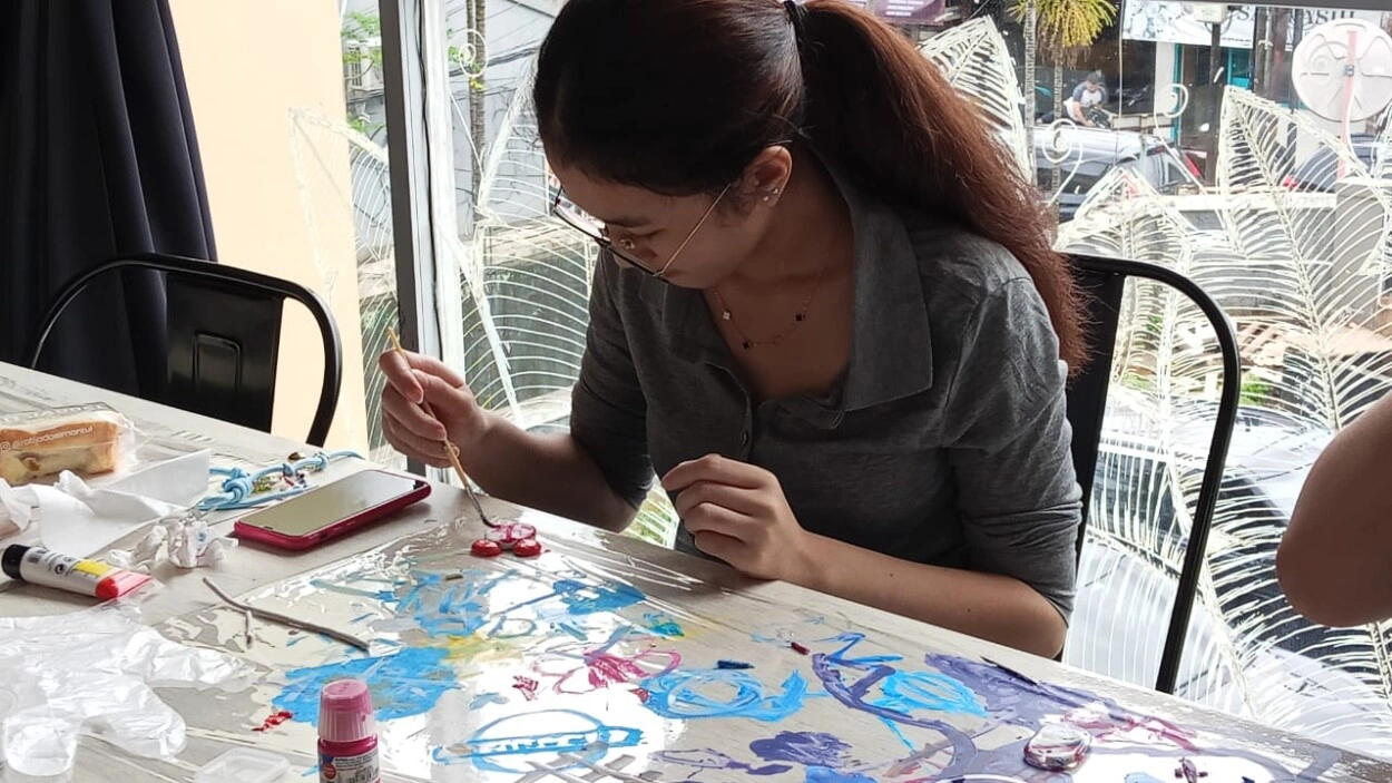 Salah satu manfaat craft therapy yakni berfokus pada proses. (Foto: TRENDS.co.id)
