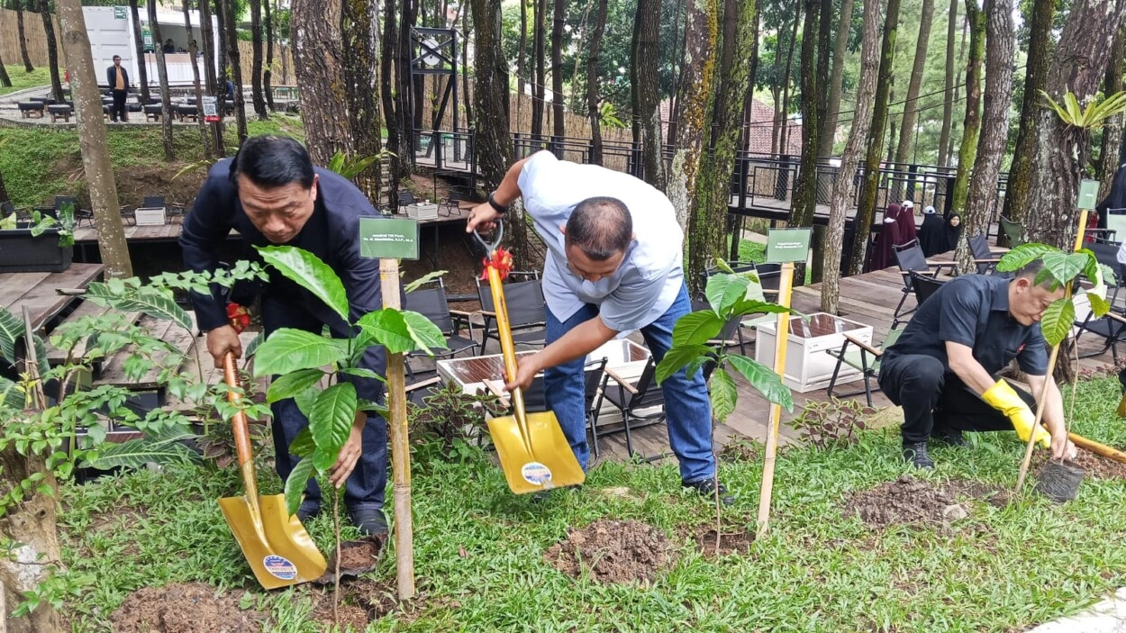 Penanaman pohon kopi oleh Jenderal TNI (Purn) DR H. Moeldoko dan mitra sebagai simbol konsep keberlanjutan Warisan Kopi. (Foto: TRENDS.co.id)