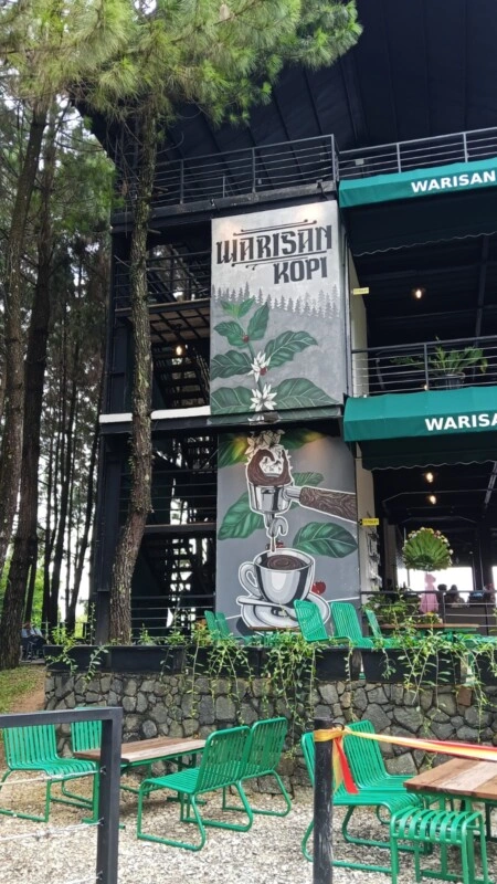Warisan Kopi Sentul memanfaatkan pohon-pohon pinus sebagai aksesoris alami. (Foto: TRENDS.co.id)