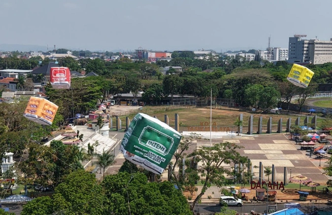Masyarakat yang menemukan balon udara "INTENS" bisa ikut meramaikan aktivasi dengan mengabadikan momen bersama instalasi tersebut. (Foto: Istimewa)